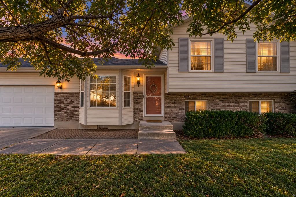 2437 S 3000 W, Syracuse