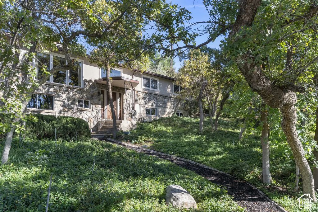 399 Oak Ln, Farmington