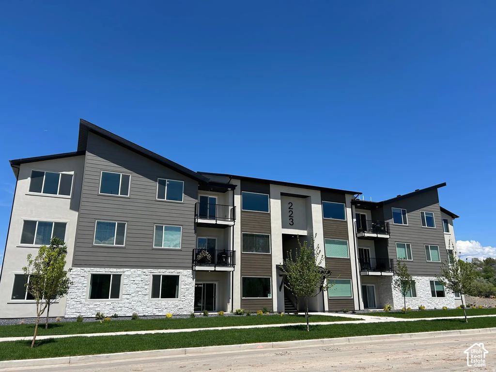 351 E Volunteer Dr 11-202, Spanish Fork