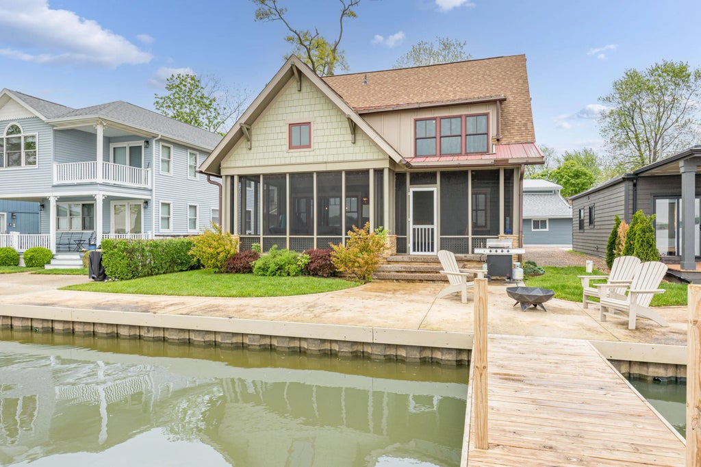 7933 Hickory Avenue, Russells Point