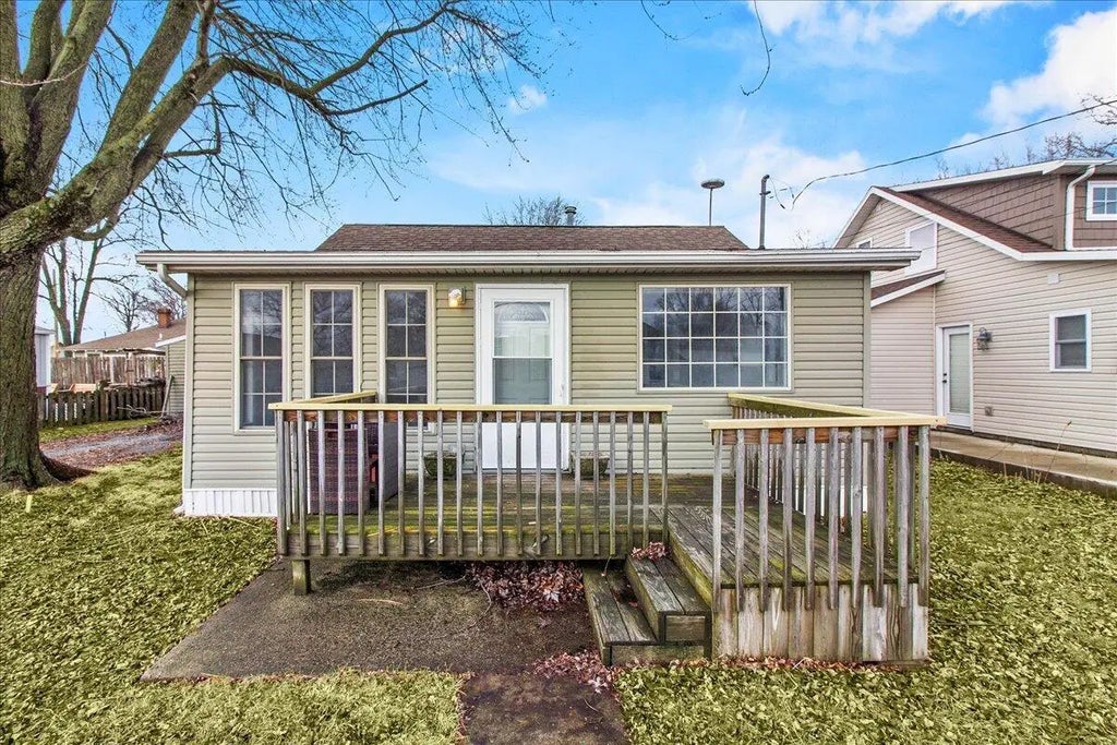 9050 Elm Street, Lakeview