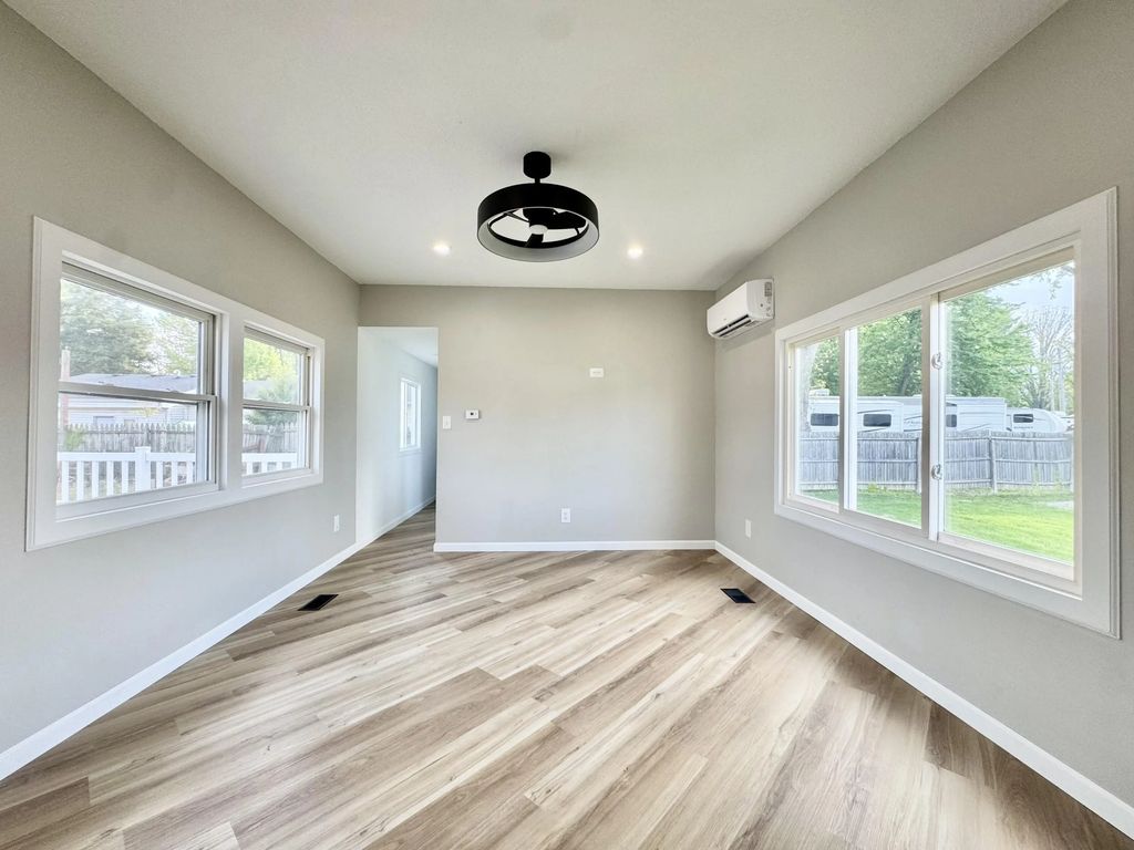 11393 Ash Avenue, Lakeview
