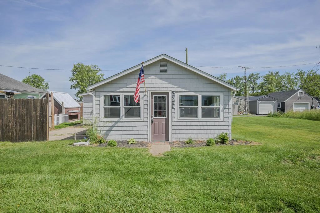 8960 Maple Street, Lakeview
