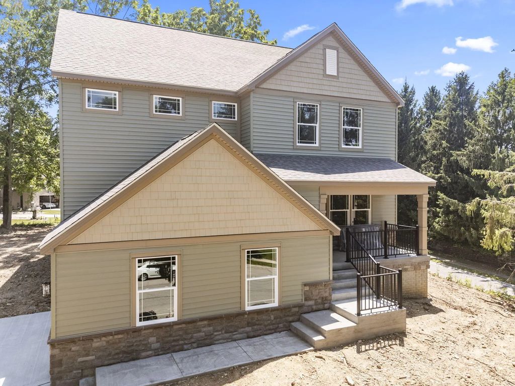 1800 Whispering Pines Lane, Bellefontaine