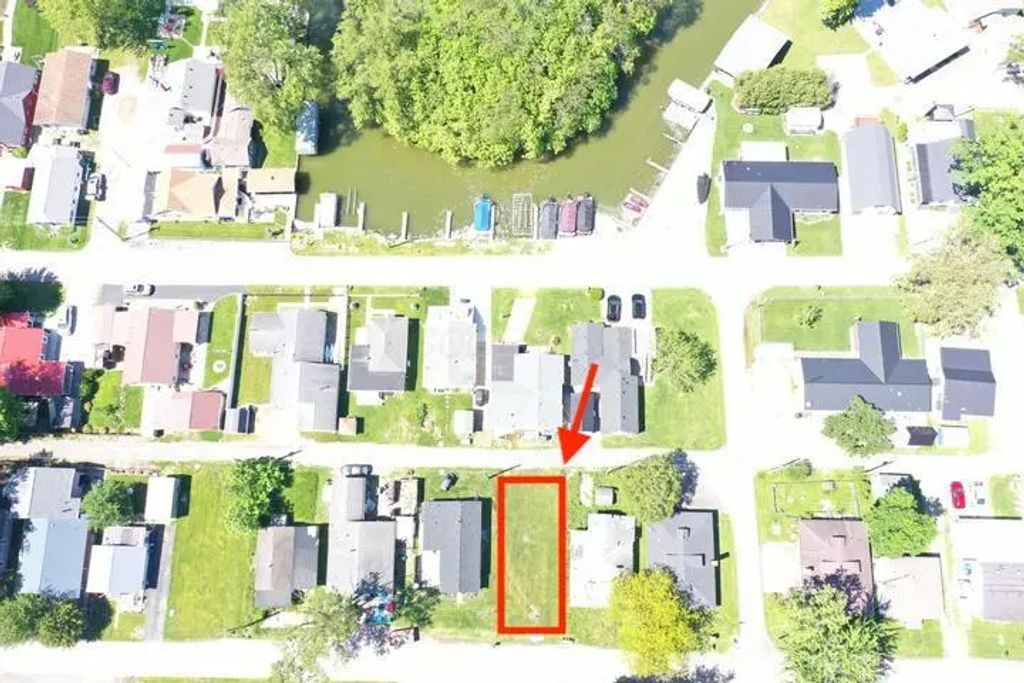 8952 Maple Street, Lakeview