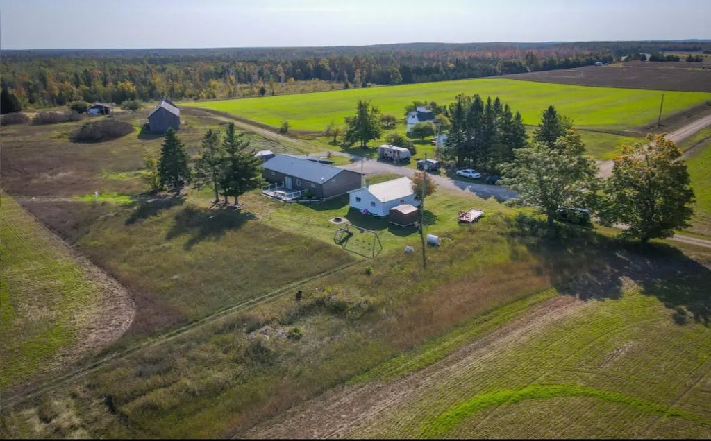 7557 Loop Road, Posen