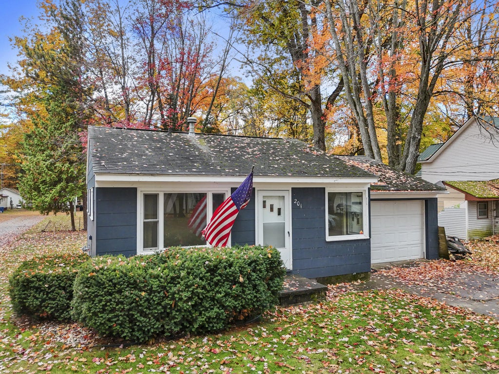 201 Beechwood Avenue, Houghton Lake