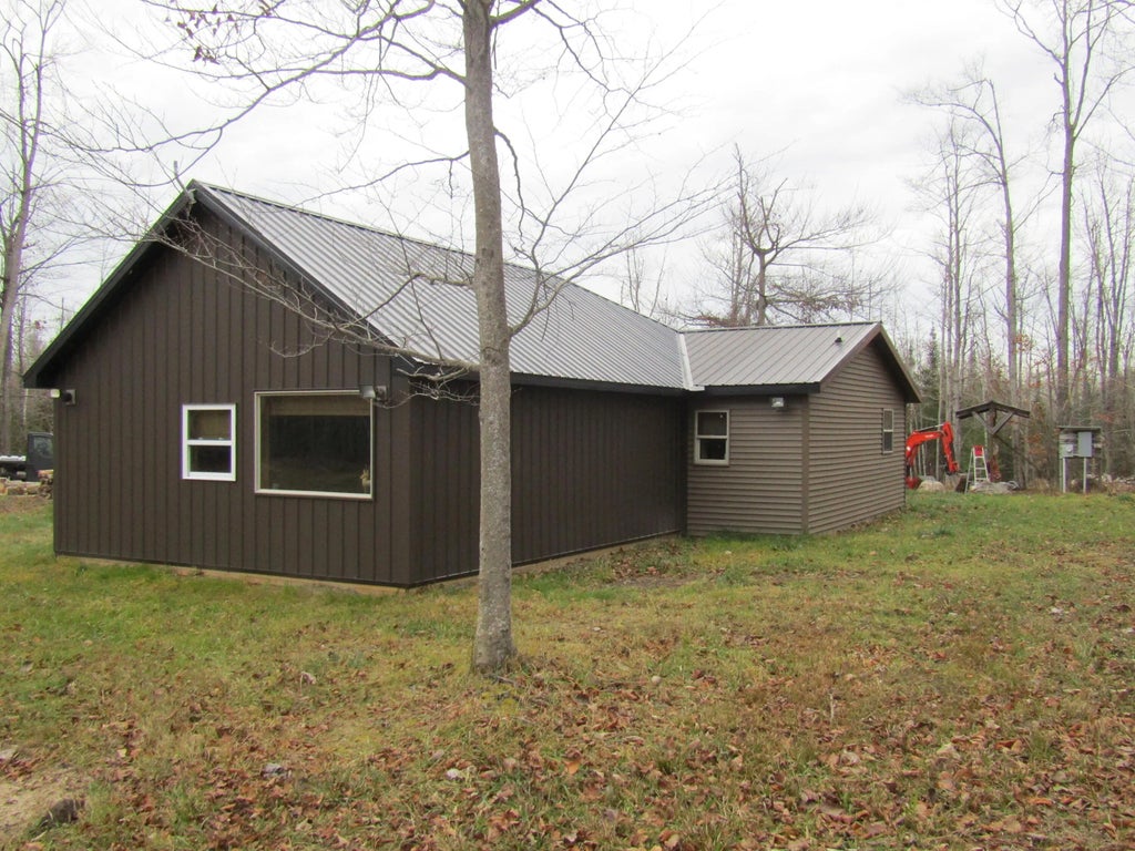 3142 Quade Highway, Rogers City