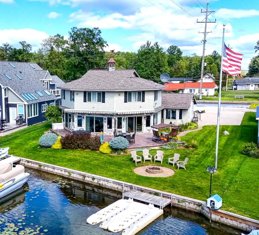 4690 Birchcrest Drive, Houghton Lake