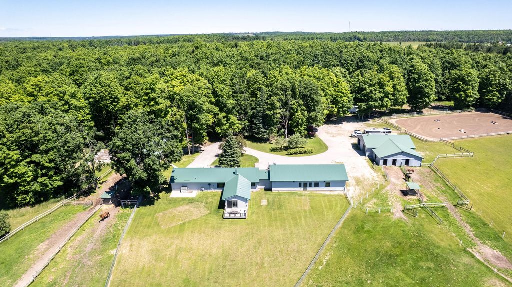 21151 Woodland Trail, Onaway