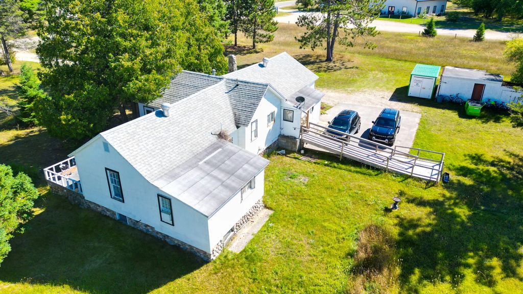 12383 N Mackinaw Highway, Carp Lake