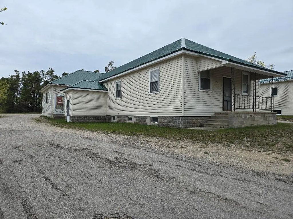 7956 Co Rd 451, Hawks