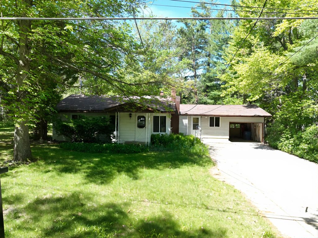 112 Marquette Avenue, Houghton Lake