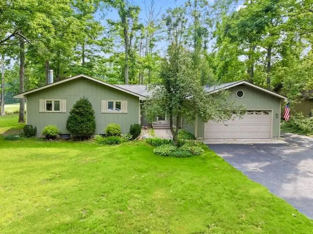 569 Woodside Lane, Gaylord