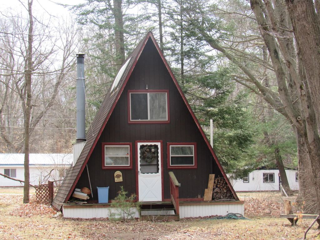 5892 Woodland Drive, Lake