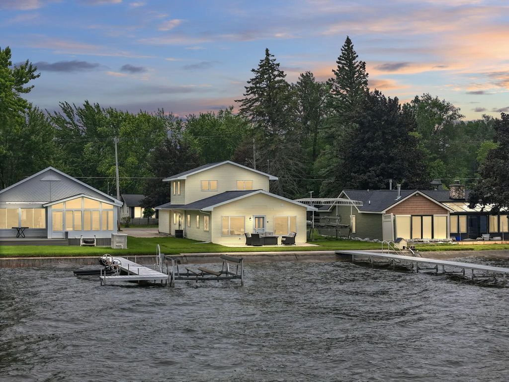 832 Iroquois Avenue, Prudenville