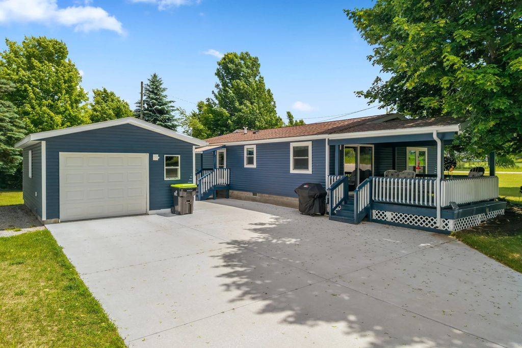 1959 Chesler Avenue, Comins