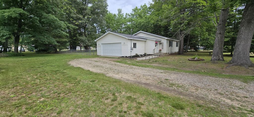 217 Weaver Drive, Houghton Lake