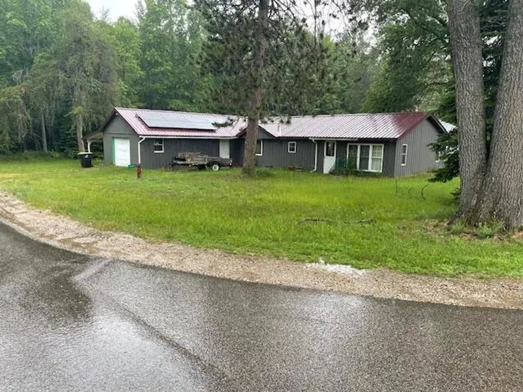 9023 Erie Avenue, St. Helen