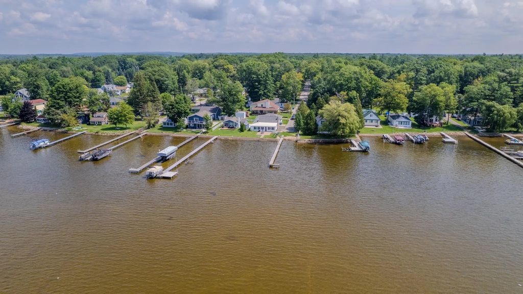 228 Mallard Avenue, Houghton Lake