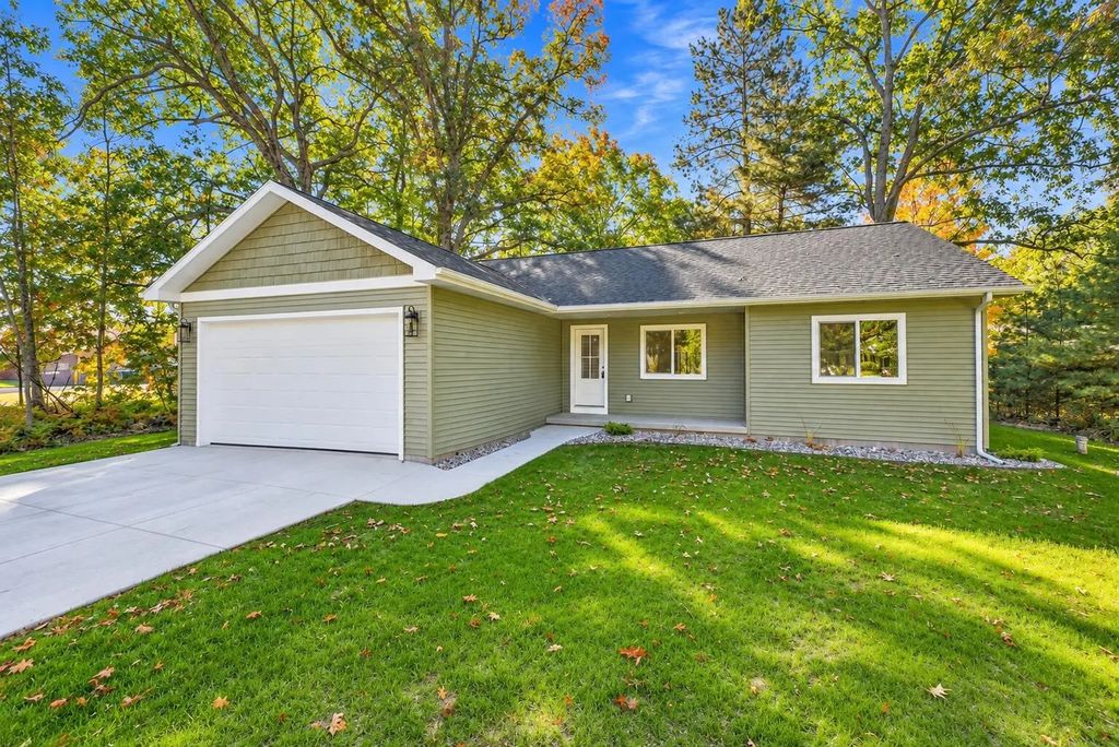 113 Mckee Street, Houghton Lake