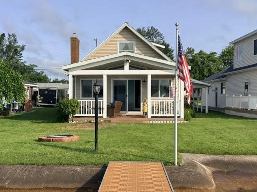 215 Bayshore Drive, Houghton Lake