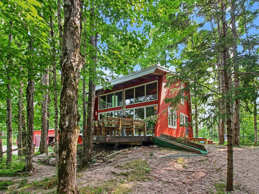 850 Magee Road, Boyne Falls