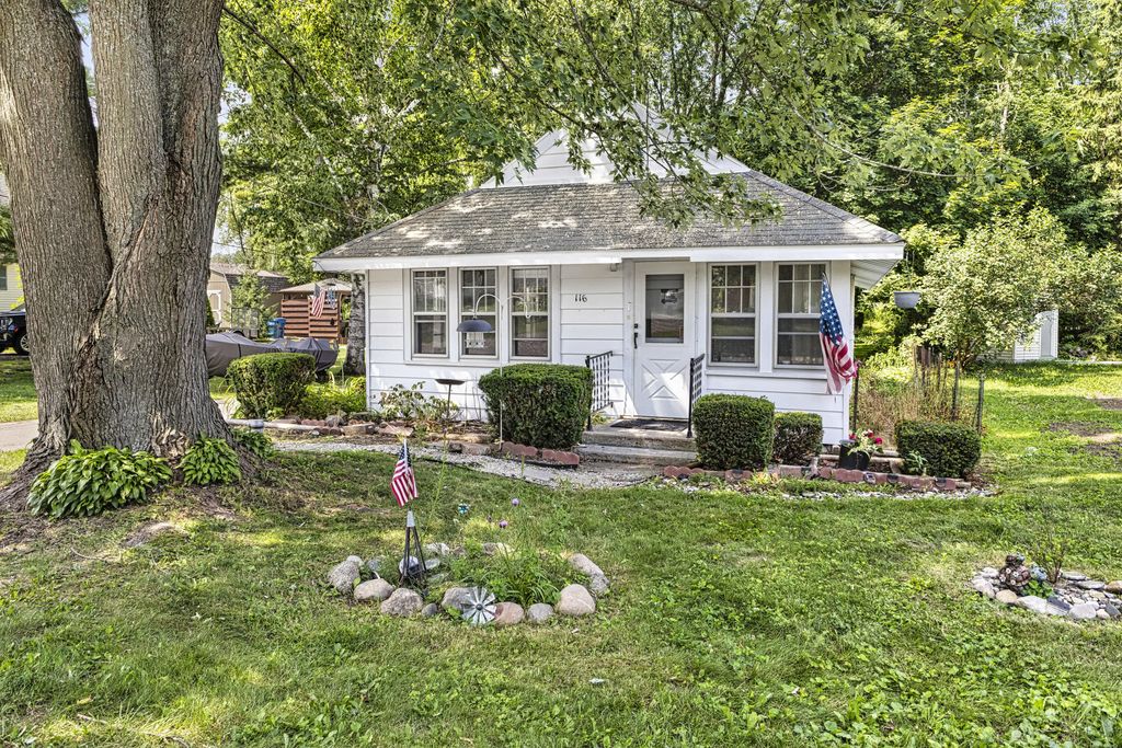 116 Flora Avenue, Houghton Lake