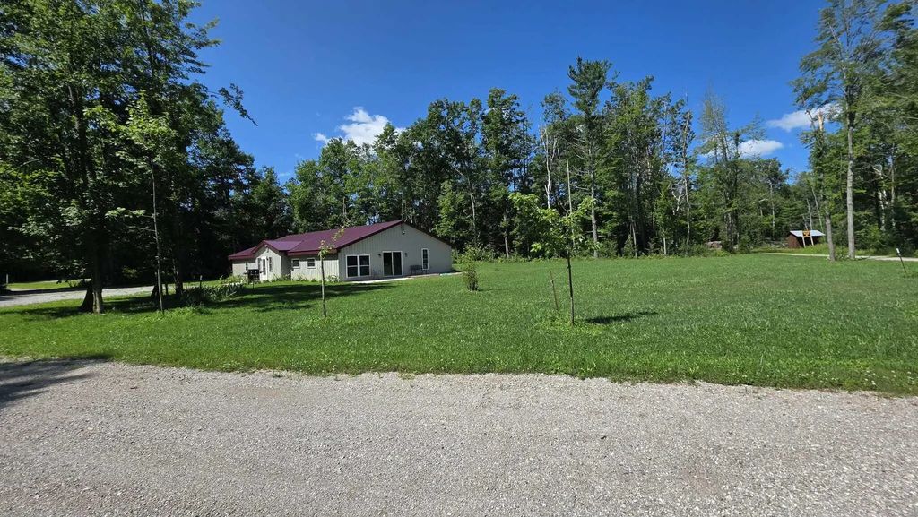 3041 E Shaw Road, Lincoln