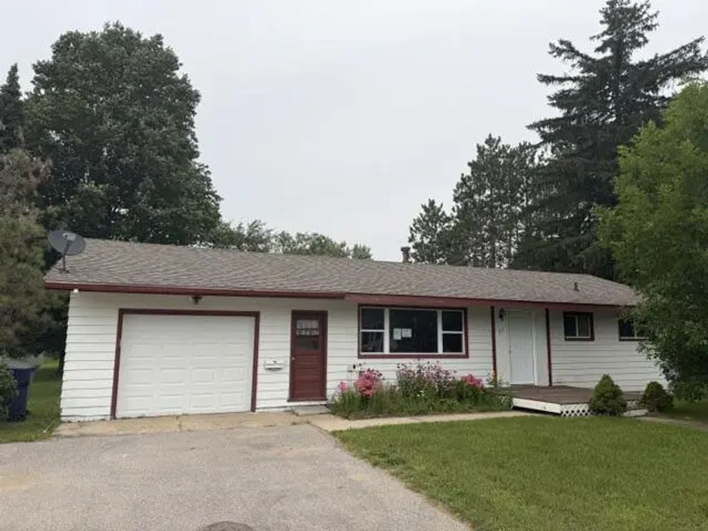 411 E Calhoun Street, Mancelona