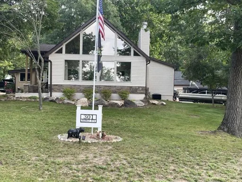 301 Pebble Avenue, Roscommon