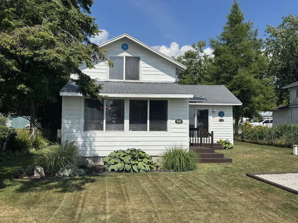 3124 W Lake Street, Hessel