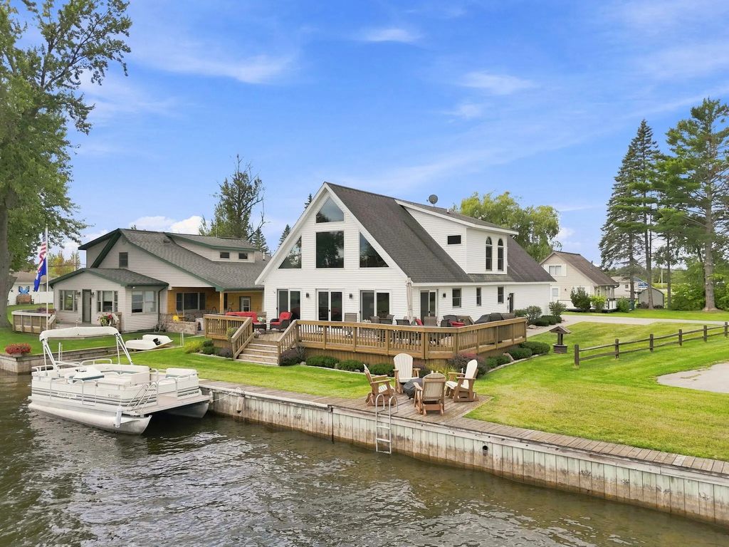 106 Holt Drive, Houghton Lake