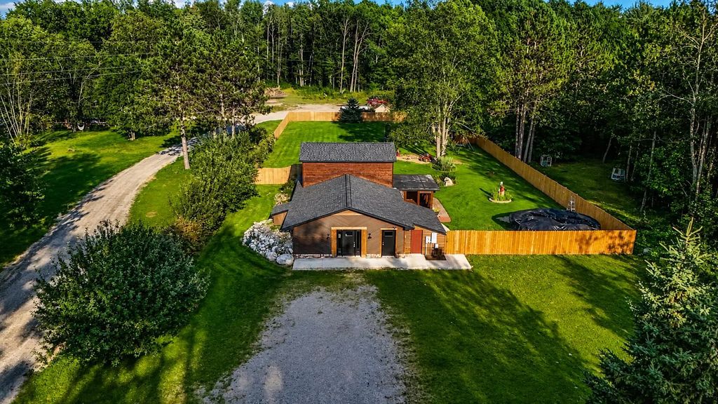 565 Cloverleaf Lane, Houghton Lake