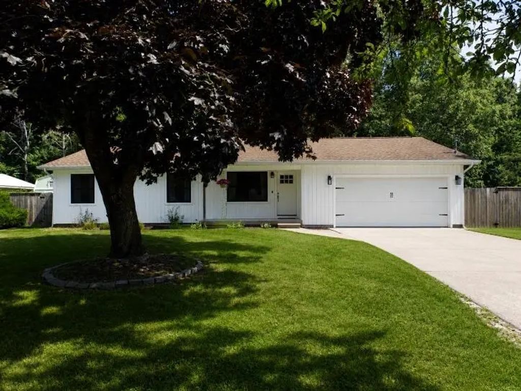 608 Janet Street, East Tawas