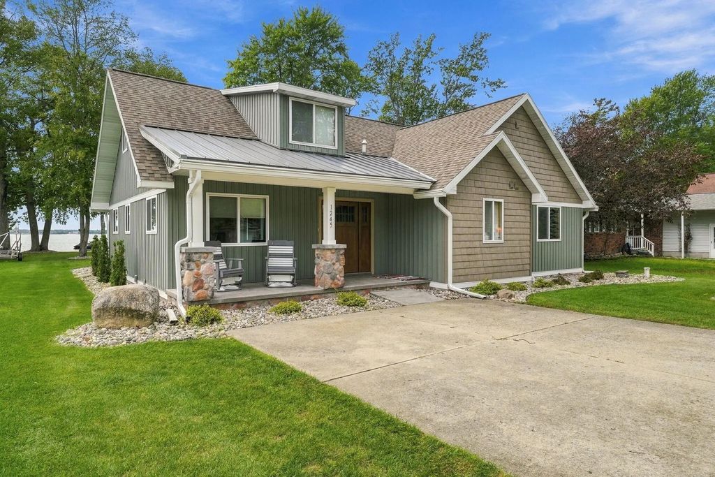 1245 Long Point Drive, Houghton Lake