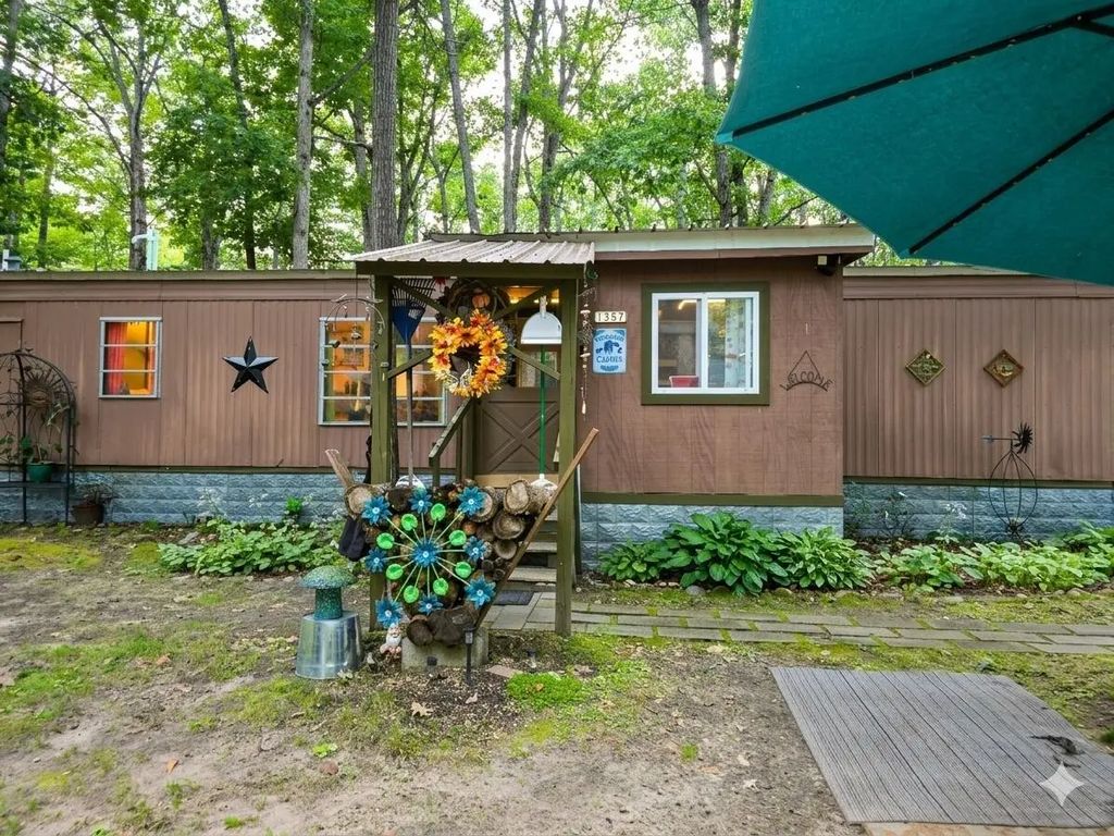 1357 E Grand Boulevard, Topinabee