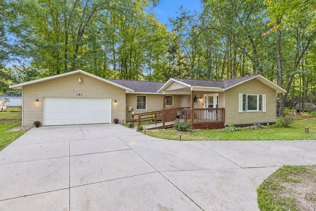 161 Pepperell Avenue, Houghton Lake