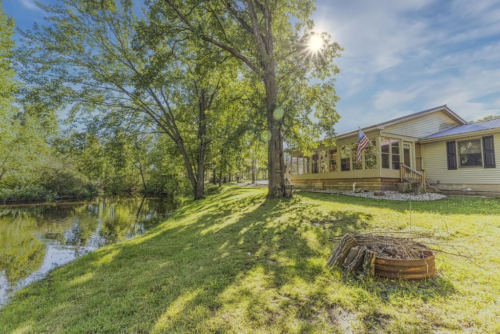 89 River Drive, Merritt