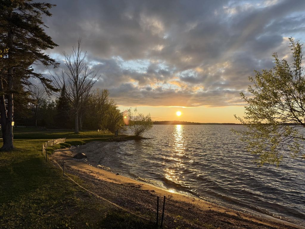 8045 Highland Road, Levering