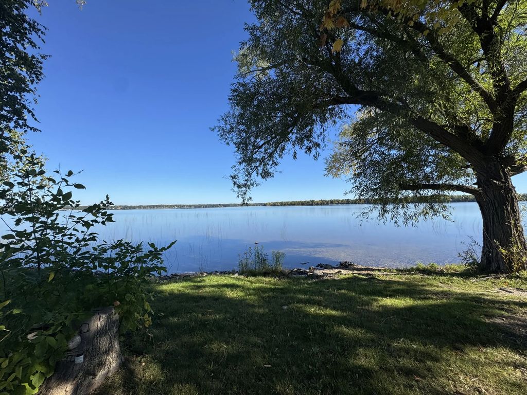 8045 Highland Road, Levering