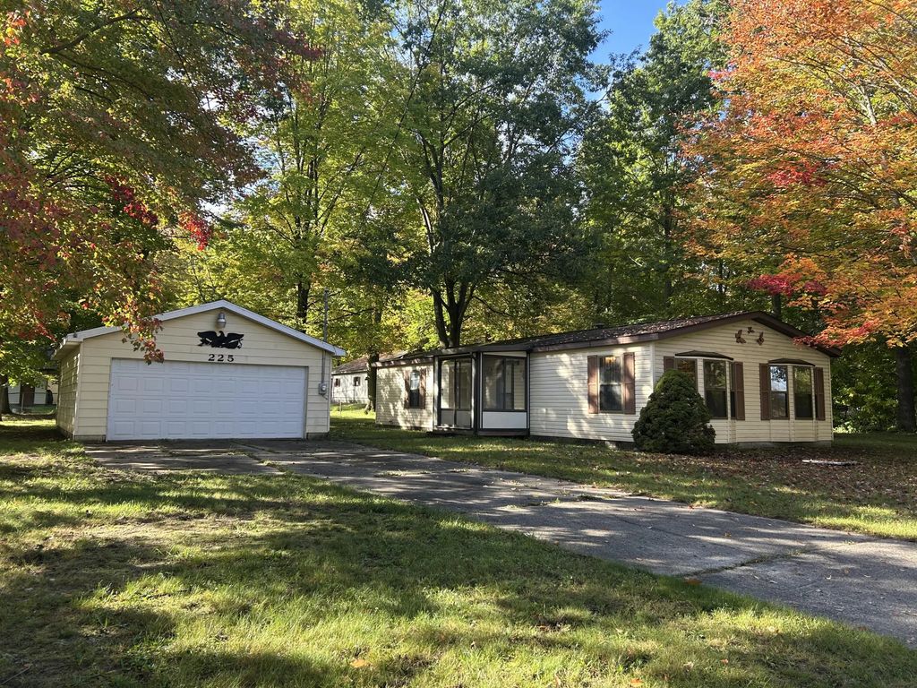 225 Kennedy Road, Houghton Lake