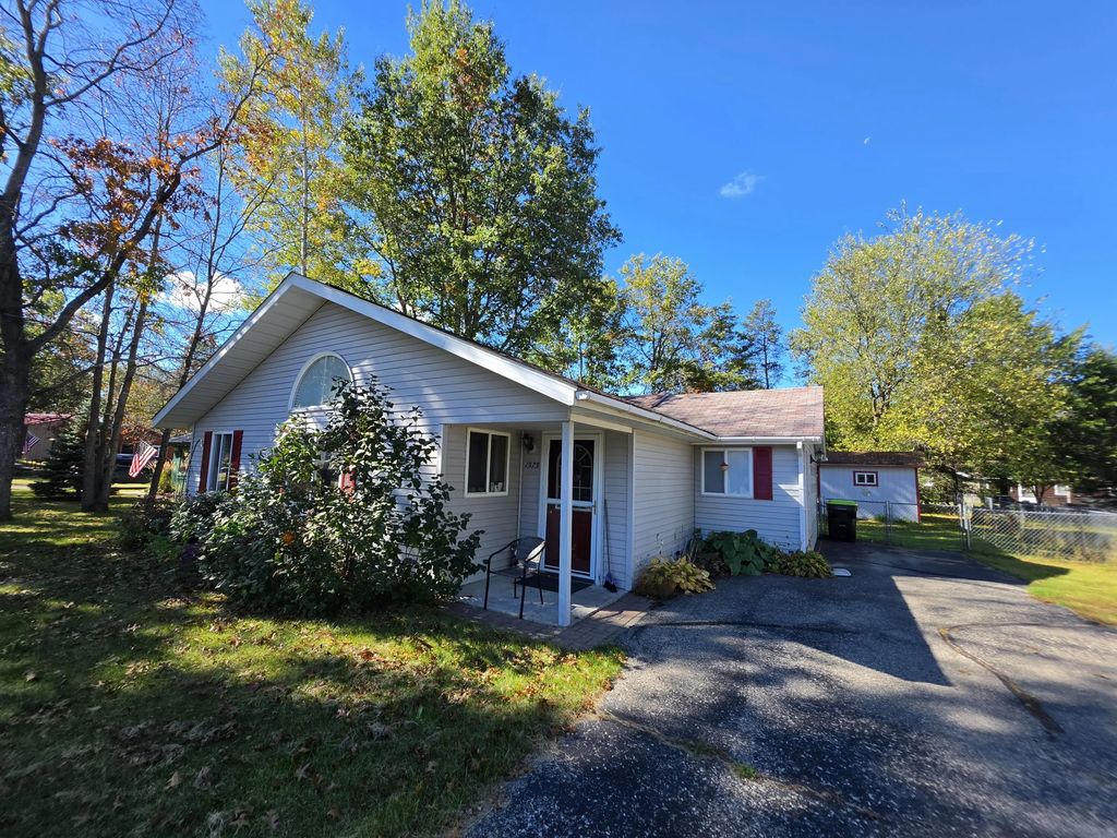 1575 Dartmouth Road, St. Helen