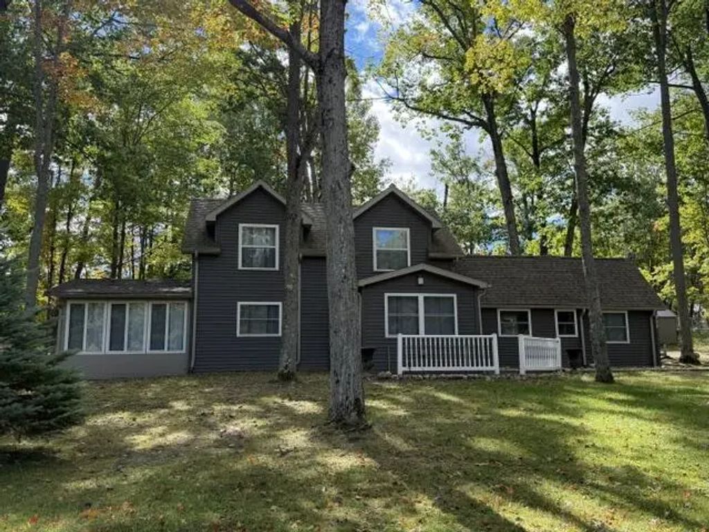 803 W Higgins Lake Drive, Roscommon