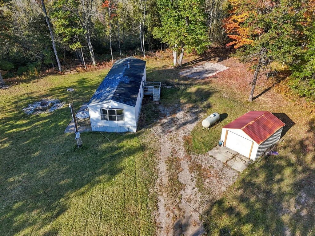 349 Country Court, Houghton Lake