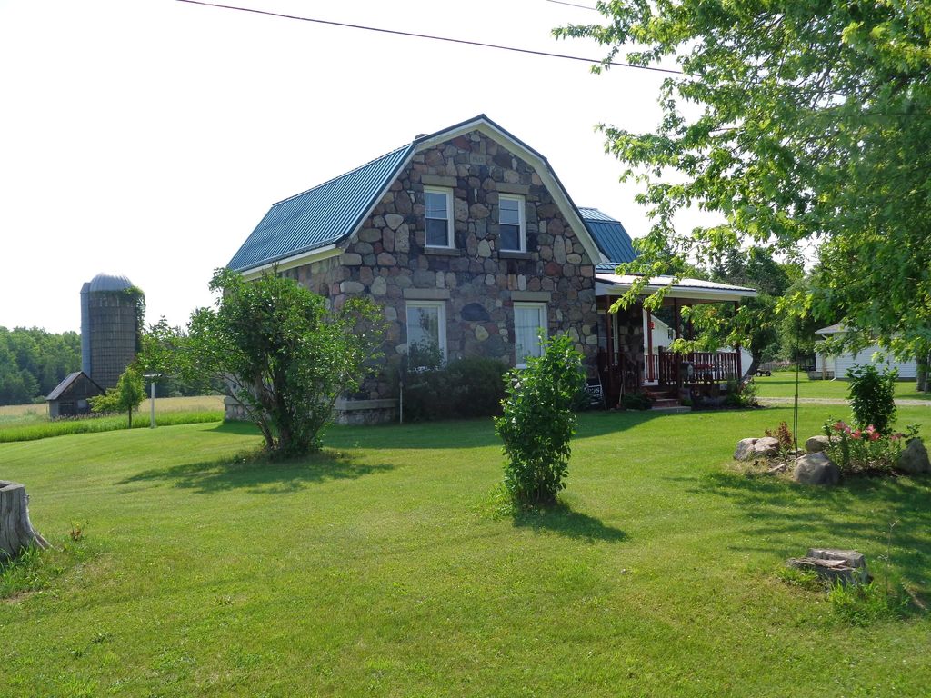 8083 Cathro Road, Alpena